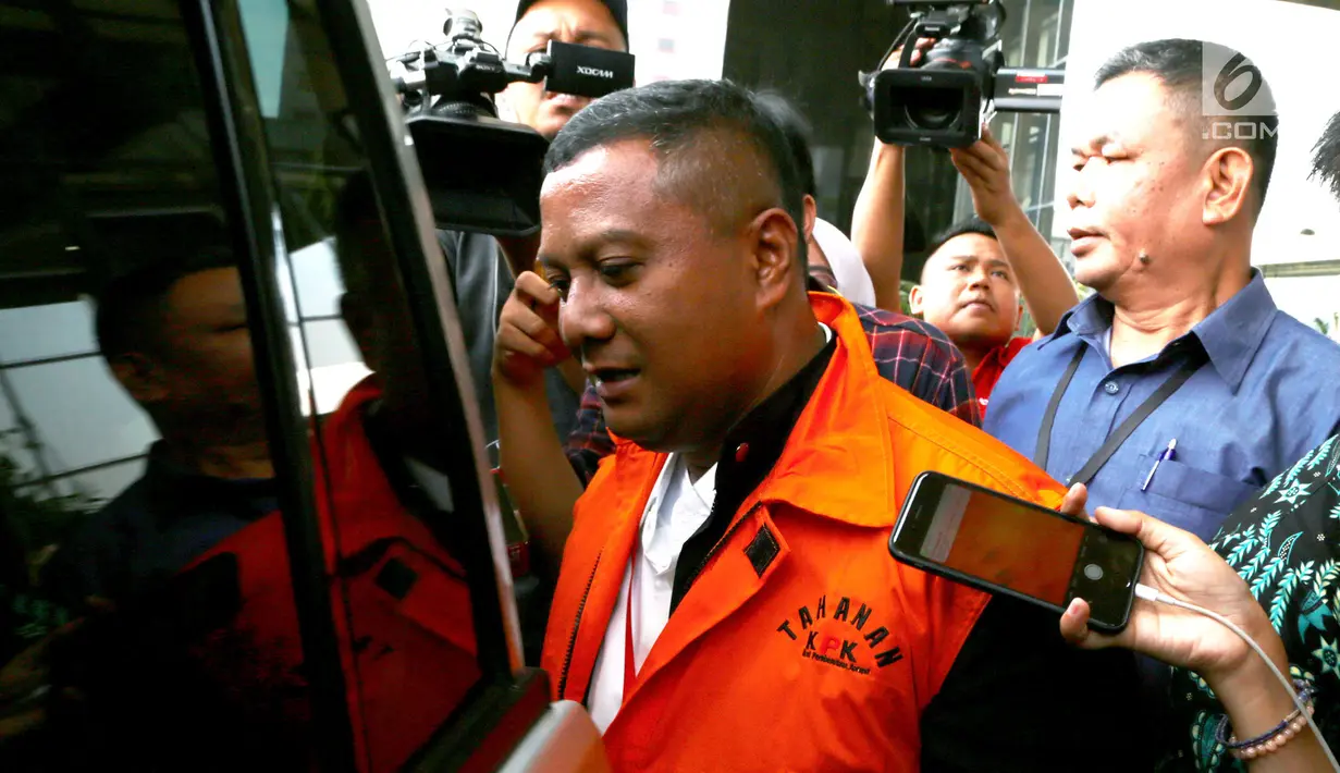 Bupati Mojokerto, Mustofa Kamal Pasa usai jalani pemeriksaan di KPK, Jakarta, Senin (30/4). Mustofa ditahan terkait dugaan gratifikasi proyek pemasangan tower BTS pemancar jaringan telekomunikasi seluler di wilayah Kab Mojokerto. (Merdeka.com/Dwi Narwoko)