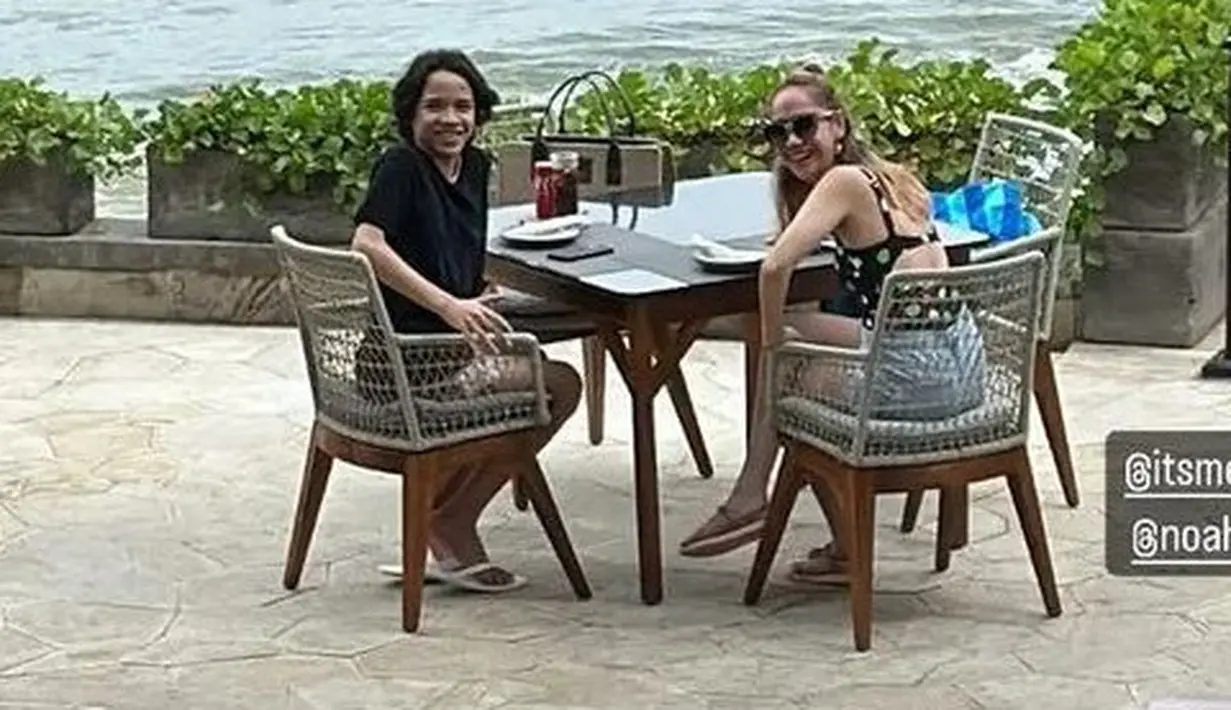 Santai memandangi pantai bersama Noah, BCL mengenakan swimsuit hitam polkadot dipadukan celana denim pendek. [@tikoaryawardhana]