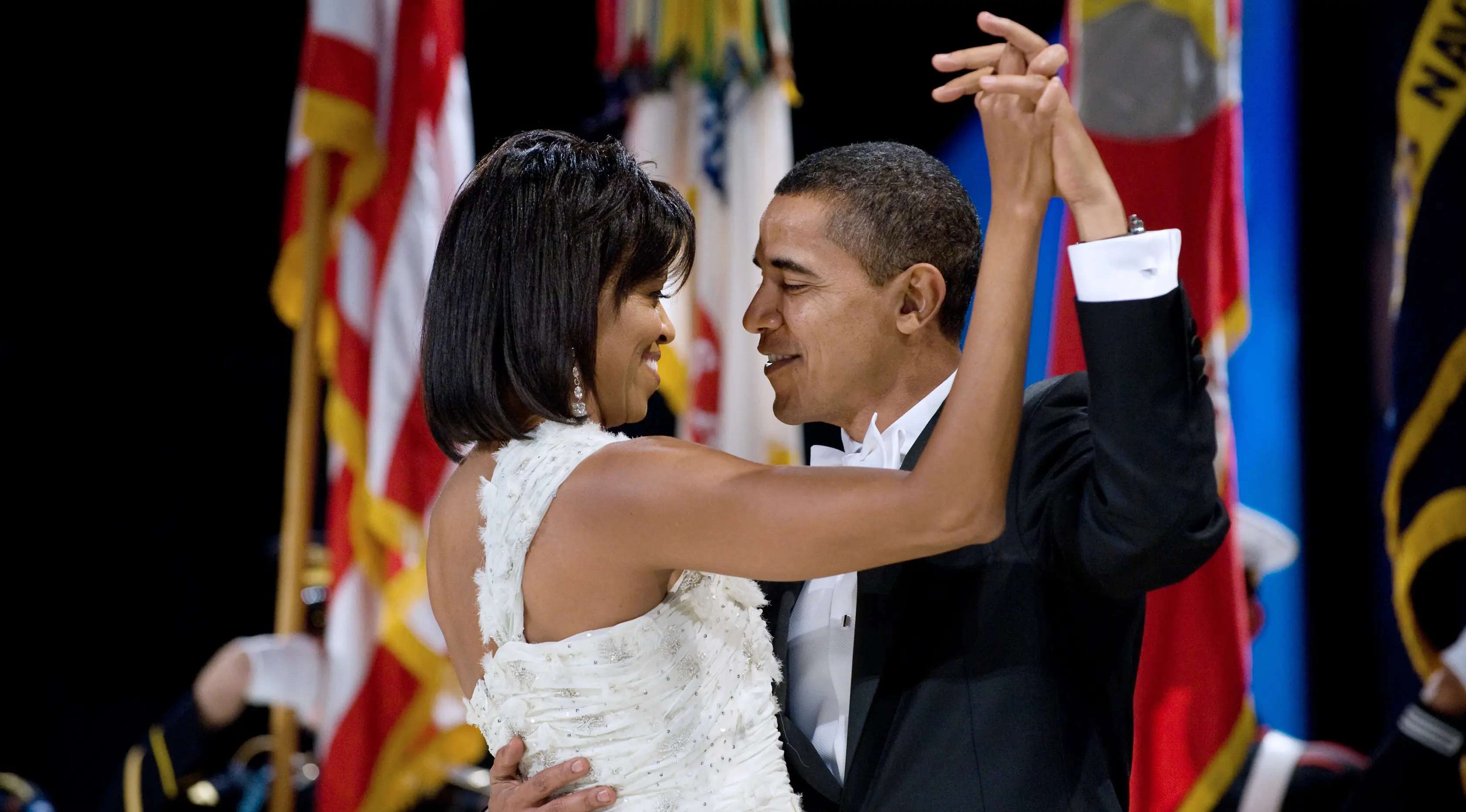 Presiden Amerika Serikat (AS) ke-44, Barack Obama berdansa bersama sang istri, Michelle Obama, pada acara Peresmian Daerah Midwestern di Washington Convention Center, 20 Januari 2009. (AFP PHOTO / SAUL LOEB)