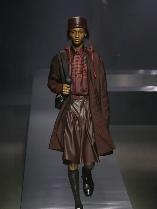 Dalam pola-pola busana dasar, FENDI banyak bermain dengan nuansa hitam dan krem, merah anggur, raspberry, moka, kelabu tua, dan putih. Palet warna yang kaya untuk tekstur material dan grafis yang berani. Foto: Document/FENDI.