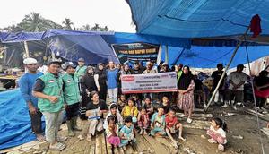 Proses penyerahan bantuan PT Gonusa Prima Distribusi kepada warga terdampak bencana. (istimewa)