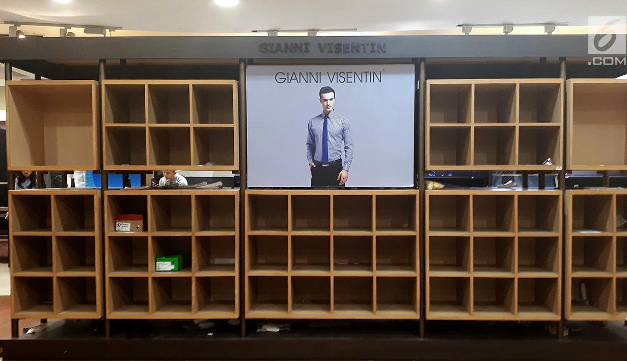 Sejumlah rak busana pria terlihat kosong setelah di serbu pembeli di Matahari Mall Taman Anggrek, Jakarta, Jumat (1/12). Penutupan PT Matahari Department Store guna menjaga kinerja perseroan ditengah penurunan pasar. (Liputan6.com/Fery Pradolo)