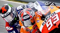 Marc Marquez dan Jorge Lorenzo terlibat persaingan ketat di MotoGP Valencia 2013. (Foxsports)