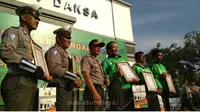 Tiga driver Gojek dan dua anggota lantas Polsek Gubeng mendapatkan penghargaan atas upaya menggagalkan penjambretan. (Anggi/suarasurabaya.net)