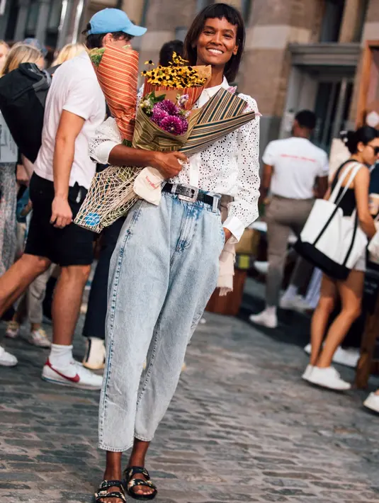 Untuk hari-hari yang cukup cerah dan tidak terlalu panas, padukan baggy jeans dengan eyelet top. Ini akan menjadikan tampilan musim panas yang manis. Foto: instyle.com.