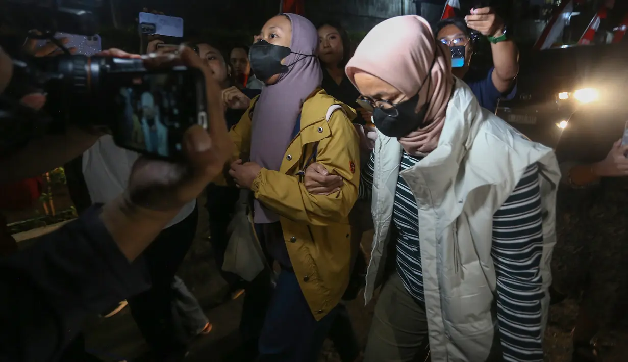 Istri Bupati Pemalang Anom Widiyantoro, Noor Faizah Maenofie dikawal penyidik KPK saat tiba di Gedung Merah Putih KPK, Jakarta, Rabu (29/7/2026). (KLY/ Arie Basuki)