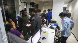 Suasana saat puluhan orangtua menggeruduk RS Harapan Bunda, Jakarta, terkait  penggunaan vaksin palsu, Kamis (14/7). Mereka menuntut pihak rumah sakit menjelaskan nasib anak-anak mereka yang mendapatkan vaksin. (Liputan6.com/Faizal Fanani)