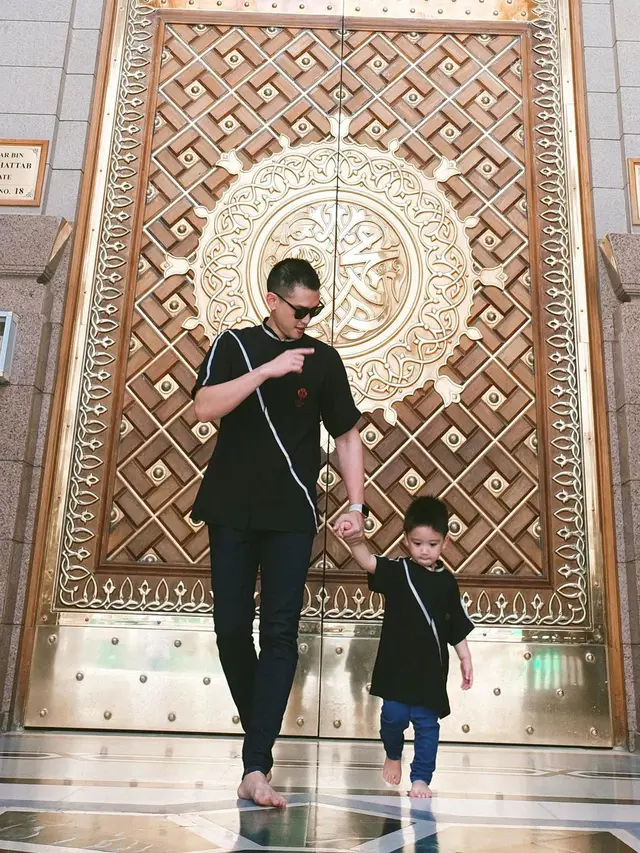 Citra Kirana dan Rezky Aditya Umrah Bareng Keene Atharrazaka Adhitya (Foto: Instagram thereal_rezkyadhitya)