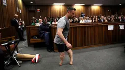 Peraih medali emas Paralympik Oscar Pistorius  berjalan tanpa kaki palsu saat mengikuti sidang dengan dengar pendapat atas kematian pacarnya Reeva Steenkana di Pretoria High Court, Afrika Selatan, (15/6/2016).  (REUTERS/Siphiwe Sibeko/Files )