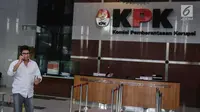 Mantan anggota Badan Anggaran (Banggar) DPR, Mirwan Amir sedang berbicara di telepon usai menjalani pemeriksaan di Gedung KPK, Jakarta, Kamis (4/1). Mirwan diperiksa KPK terkait kasus e-KTP dengan tersangka Markus Nari. (Liputan6.com/Faizal Fanani)