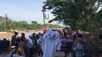 Maskot Piala Dunia 2022, La'eeb menyapa warga saat mengunjungi CFD Menara Pandang di kota Banjarmasin. Minggu (30/10/2022) pagi. Kedatangan La'eeb ini menambah kemeriahan jelang bergulirnya Piala Dunia 2022 pada November mendatang. (FOTO: Dok. SCM)