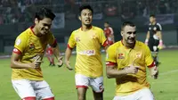 Striker Selangor FA, Rufino Sergovia, melakukan selebrasi usai membobol gawang Persija Jakarta pada laga persahabatan di Stadion Patriot, Jawa Barat, Kamis (6/9/2018). Persija kalah 1-2 dari Selangor FA. (Bola.com/M Iqbal Ichsan)