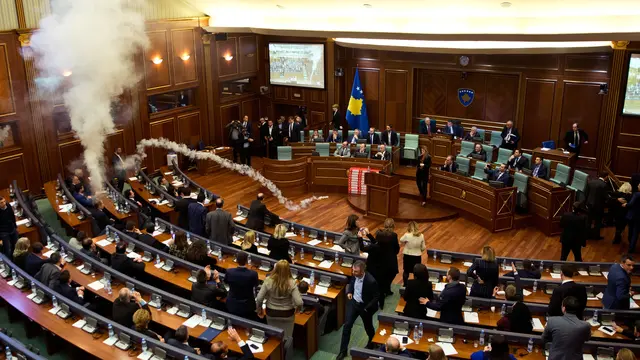 Anggota Parlemen Kosovo Lempar Gas Air Mata di Ruang Sidang
