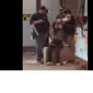 Video yang memperlihatkan polisi Amerika membuka paksa hijab empat mahasiswi peserta demonstrasi pro Palestina di kampus Arizona State University (ASU). (dok. Instagram @sanaface/https://www.instagram.com/reel/C6W4yxvgevG/?igsh=ajQ1bGtqczNuZTBh/Dinny Mutiah)