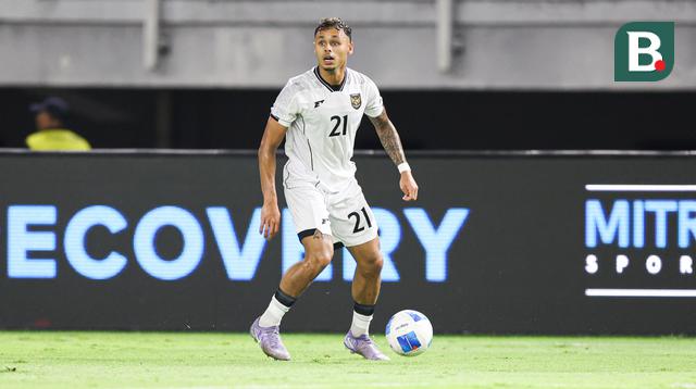 Winger Timnas Indonesia, Dean James saat melawan Lebanon pada FIFA Matchday di Stadion Gelora Bung Tomo, Surabaya, Senin (8/9/2025). (Bola.com/Abdul Aziz)
