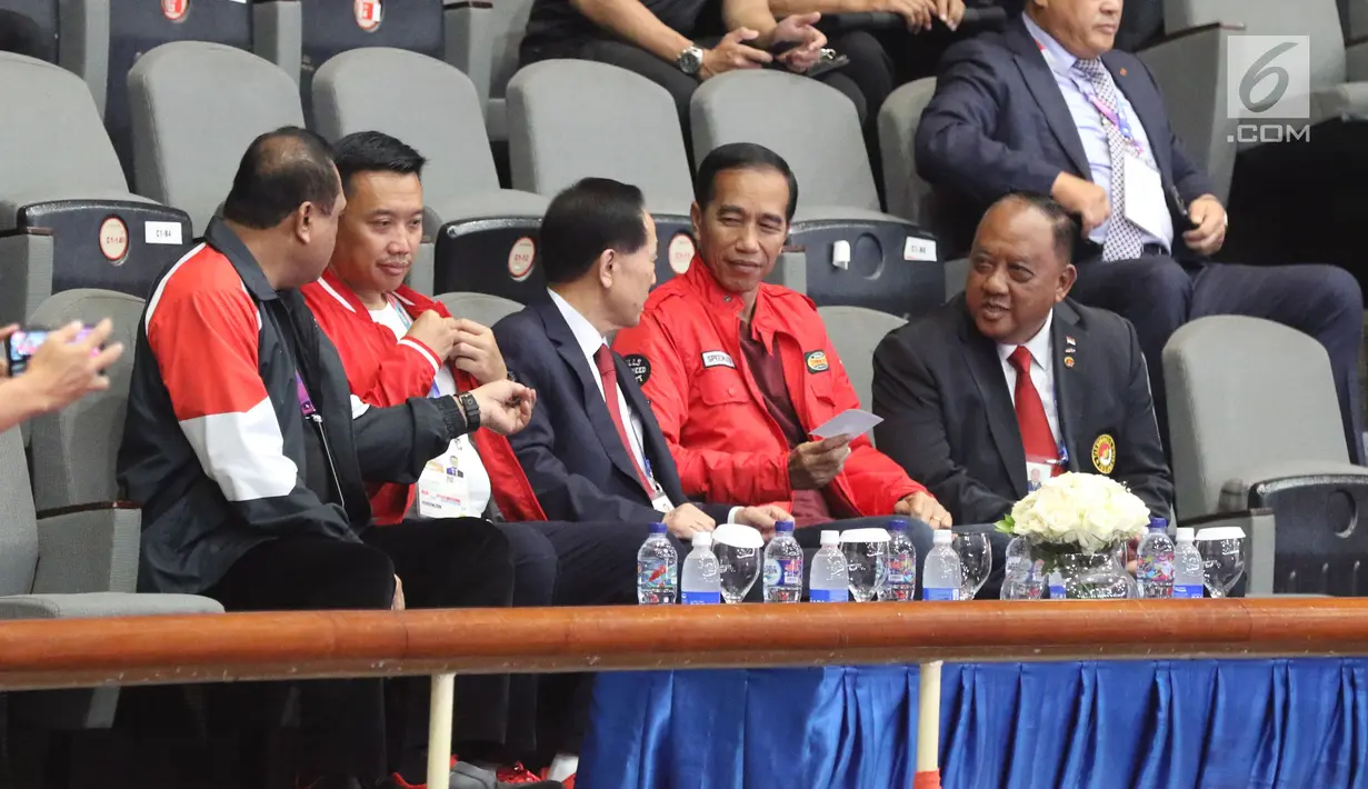Presiden RI, Joko Widodo (keempat kiri) menyaksikan langsung partai puncak Taekwondo Women Individual Poomsae di Jakarta Convention Center, Minggu (19/8). (Liputan6.com/Helmi Fithriansyah)