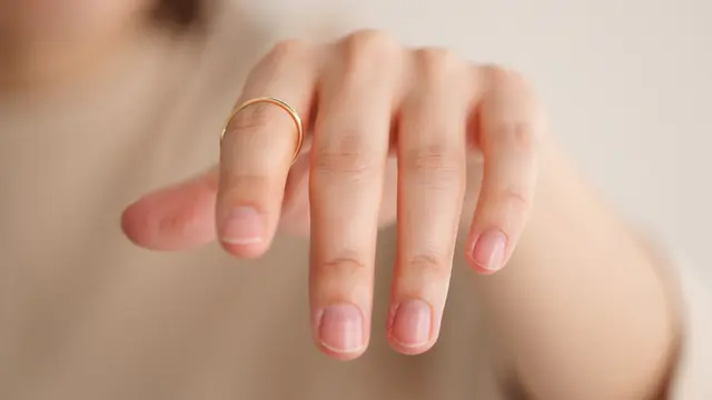 Tren Cincin Emas Minimalis Terbaru untuk Anak Muda (AI)