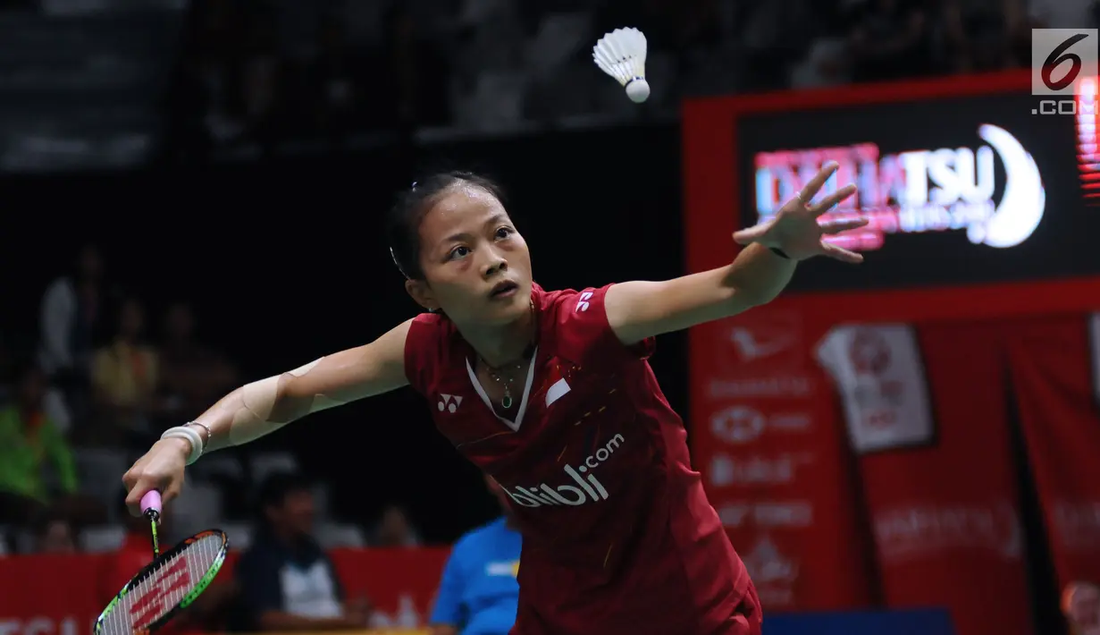 Tunggal putri Indonesia, Fitriani melakukan pukulan pertama saat melawan Kirsty Gilmour (Skotlandia) pada babak pertama Indonesia Masters 2018 di Istora Senayan, Jakarta, Rabu (24/1). Fitriani unggul 20-22, 21-15, 21-16. (Liputan6.com/Helmi Fithriansyah)