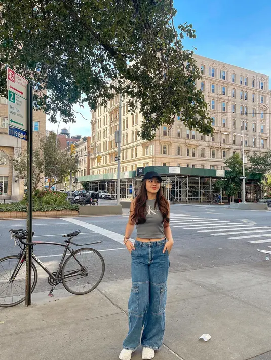 Aaliyah Massaid tampil dengan tank top abu-abu tanpa lengan, dipadukannya dengan wide-leg jeans biru dan topi. [Foto: Instagram/aaliyah.massaid]