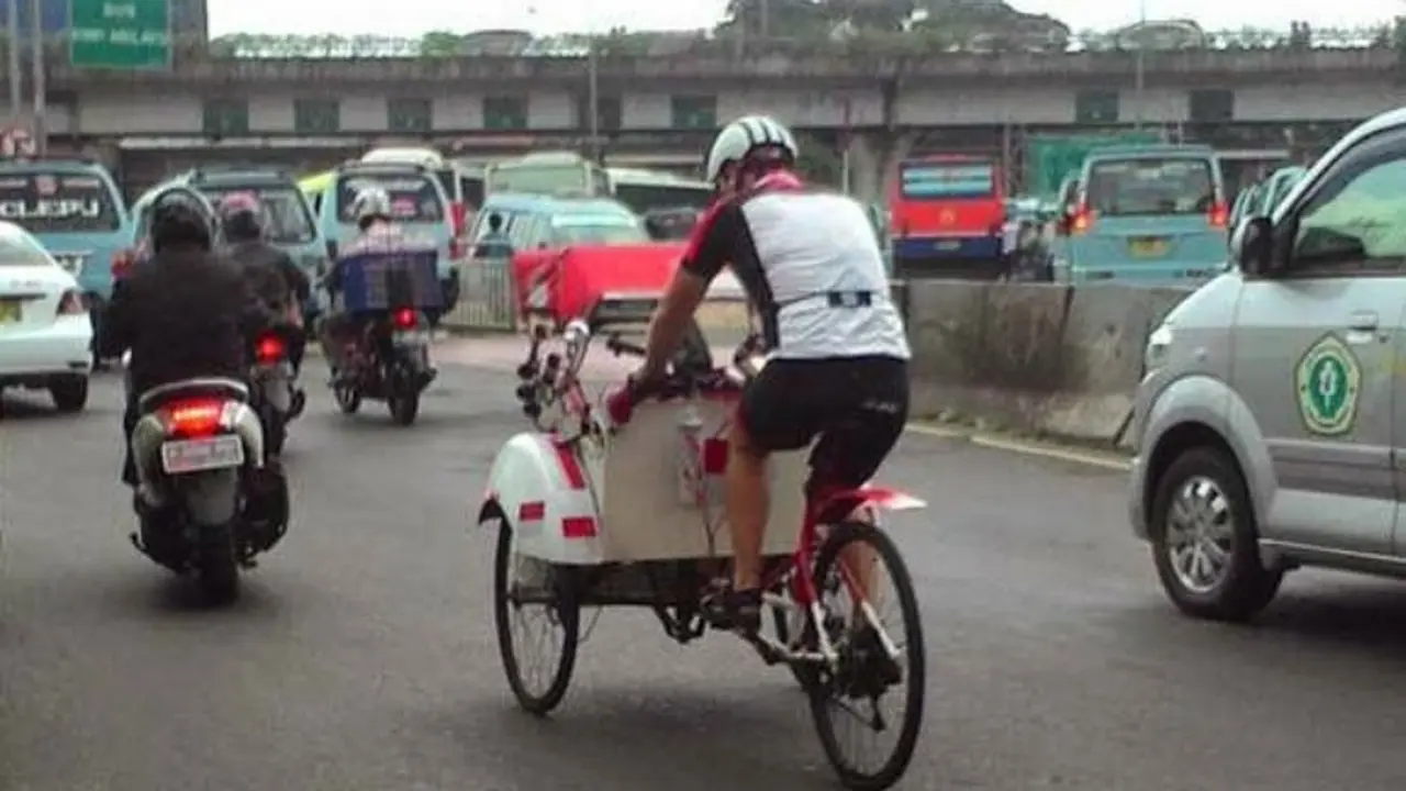 Bule Ini Mengayuh Becak di Jakarta Untuk Misi Tertentu