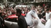 Mobil berwarna silver-merah tersebut dihiasi bunga layaknya mobil pengantin David 'NOAH' dan Gracia Indri.