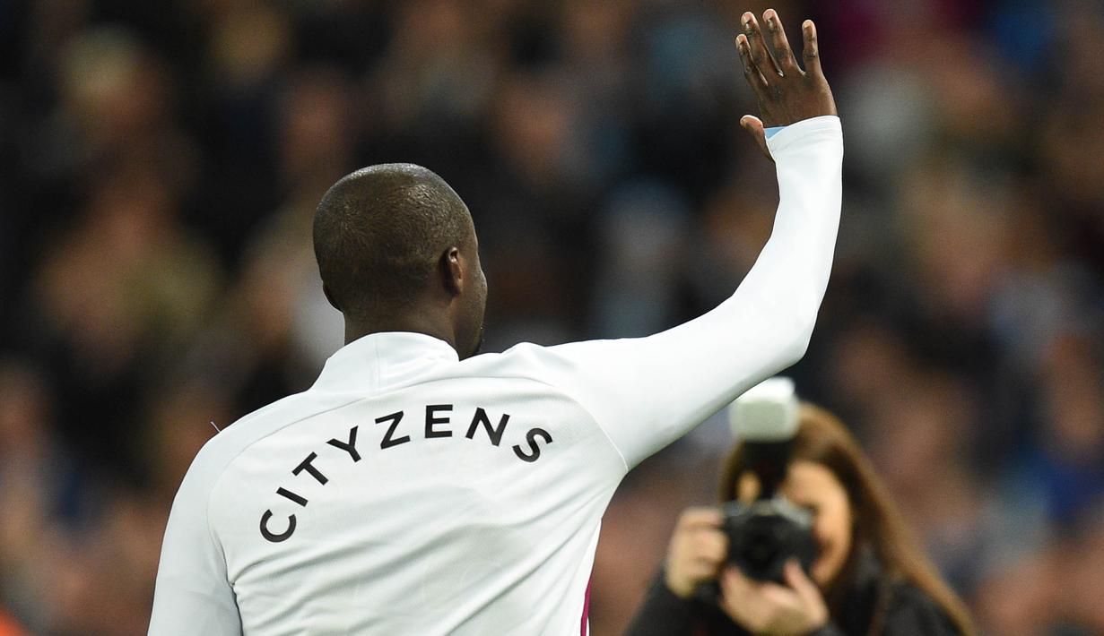 Gelandang Manchester City, Yaya Toure, menyapa suporter usai pertandingan melawan Brighton and Hove Albion pada Premier League di Stadion Etihad, Rabu (9/5/2018). Laga tersebut menjadi perpisahan sang pemain bersama The Citizens. (AFP/Oli Scarff)