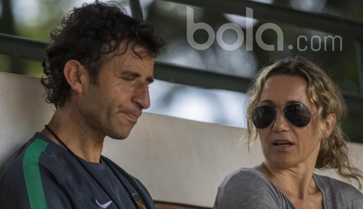 Ini merupakan pertama kali Maria Luisa datang untuk memberikan support kepada Luis Milla saat sedang bekerja. (Bola.com/Vitalis Yogi Trisna)