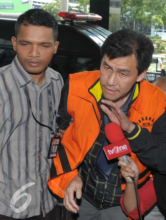 Ariesman Widjaja terdiam saat ditanya wartawan sebelum diperiksa KPK, Jakarta, Selasa (5/4). Ariesman Widjaja diperiksa sebagai tersangka dalam kasus suap anggota DPRD Jakarta, M Sanusi yang diamankan dalam OTT. (Liputan6.com/Helmi Afandi)