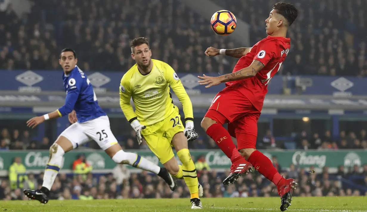 Penyerang Liverpool, Roberto Firmino, berusaha membobol gawang Everton. Pada laga ini Liverpool melepaskan empat kali tembakan ke arah gawang, sementara Everton hanya sekali. (Reuters/Carl Recine)