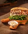 Sandwich ayam dengan saus honey mustard bisa jadi pilihan bekal praktis yang mudah dibuat. Rasanya gurih, sedikit manis, dan cocok dinikmati bersama keluarga. (Foto/Dok: Pixels)