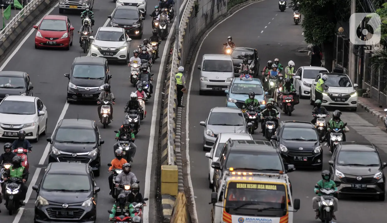 <p>Polisi menindak kendaraan pelanggar sistem ganjil genap di Jalan MT Haryono, Jakarta, Rabu (27/4/2022). Kepala Dinas Perhubungan DKI Jakarta Syafrin Liputo menjelaskan, sistem ganjil genap yang diberlakukan pada 13 ruas jalan di Jakarta akan ditiadakan saat libur Lebaran atau selama tujuh hari, yakni mulai 29 April 2022, lalu lanjut 1-6 Mei 2022. (merdeka.com/Iqbal S. Nugroho)</p>