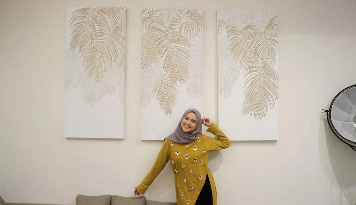 Dalam tayangan Youtube channel milik Dewi Sandra, Cut Meyriska menyampaikannya. Bermula Dewi Sandra yang bertanya, apakah Cut Meyriska merasa keberatan menggunakan hijab?
 (Instagram/cutratumeyriska)