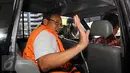 Tersangka kasus suap mantan Ketua MK Akil Mochtar terkait pilkada Lebak, Kasmin berada di mobil tahanan usai diperiksa KPK, Jakarta, Jumat (4/9). Berkas penyidikan Kasmin sudah rampung dan segera disidangkan dalam waktu dekat. (Liputan6.com/Helmi Afandi)