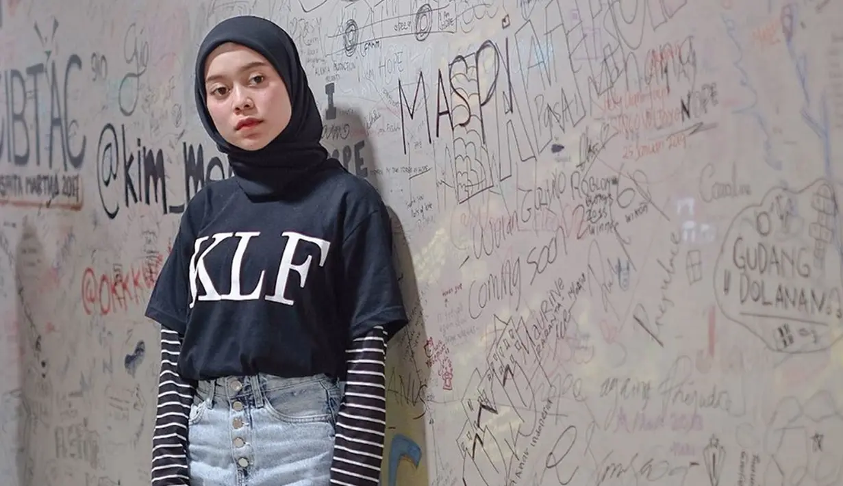 Lesty sendiri mulai mantap menggunakan hijab pada Februari 2019 lalu. Wanita yang baru genap berusia 20 tahun ini sering membagikan gaya berpakaian menggunakan hijab di akun Instagram pribadinya. (Liputan6.com/IG/@lestykejora)