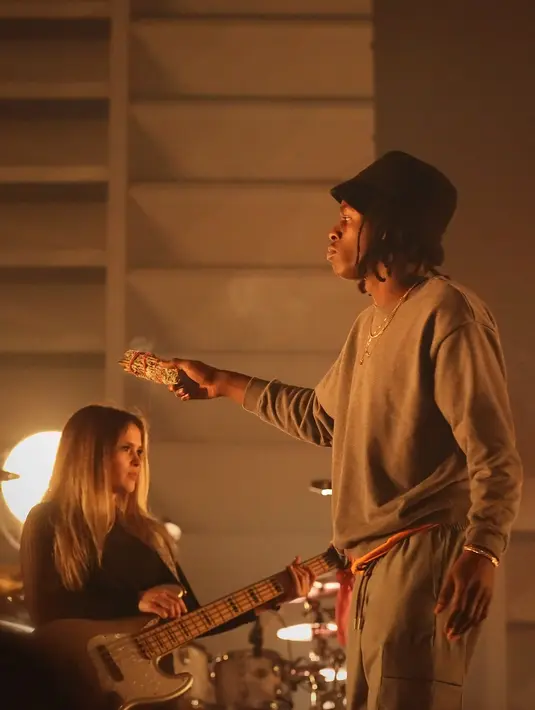 Selesai melakukan ritual, penyanyi asal Kanada itu lantas melanjutkan aksinya dengan lagu Failed. Seperti biasa, ia selalu mengajak para penonton untuk bernyanyi bersama. (Bambang E Ros/Bintang.com)