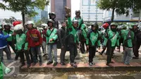 Ratusan pengendara Go-Jek terlibat kericuhan dengan sopir taksi di Jakarta, Selasa (22/3). Ratusan Go-Jek mendatangi para sopir taksi karena tersebar isu pemukulan terhadap beberapa pengendara Go-Jek oleh sopir taksi.  (Liputan6.com/Immanuel Antonius)