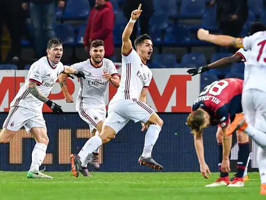 Penyerang AC Milan, Andre Silva (ketiga kiri) melakukan selebrasi usai mencetak gol ke gawang Genoa pada lanjutan Liga Serie A Italia di Stadion Luigi Ferraris di Genoa, (11/3). Gol Silva mengantar Milan menang 1-0 atas Genoa. (Simone Arveda/ANSA via AP)