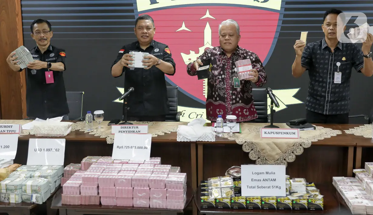 Sebelumnya Kejaksaan Agung resmi menetapkan tiga hakim pada Pengadilan Negeri (PN) Surabaya yakni Erintuah Damanik, Heru Hanindyo, dan Mangapul sebagai tersangka penerima suap dalam kasus vonis bebas pembunuhan Gregorius Ronald Tannur. (Liputan6.com/Herman Zakharia)