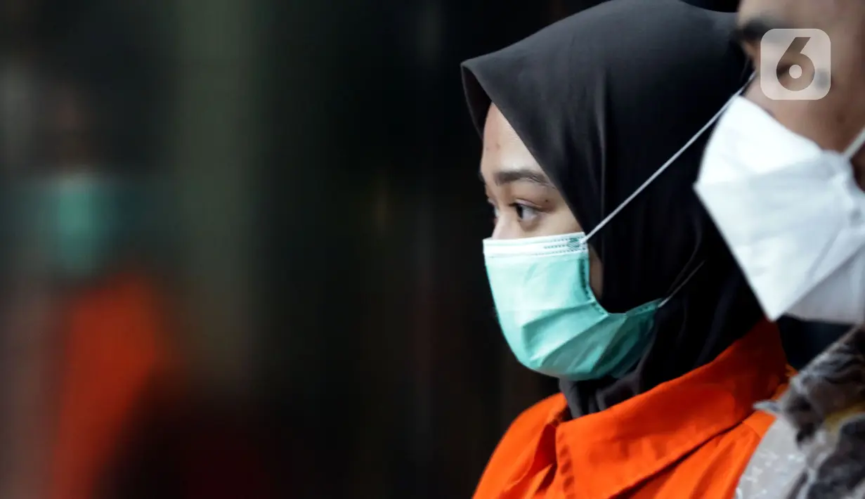 Tersangka Nur Afifah Balqis usai menjalani pemeriksaan lanjutan di Gedung KPK, Jakarta, Senin (14/2/2022). Nur Afifah Balqis diduga berperan mengelola uang dalam kasus dugaan suap yang melibatkan Bupati Penajam Paser Utara, Kalimantan Timur, Abdul Gafur Mas'ud. (Liputan6.com/Helmi Fithriansyah)