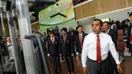 Ketua KONI Pusat, Tono Suratman (baju putih) meninjau fasilitas Fitness Center KONI Pusat di Kawasan Stadion GBK Jakarta, Senin (11/1/2016). Fitness Center diperuntukkan sebagai tempat pemulihan kondisi para atlet. (Liputan6.com/Helmi Fithriansyah)