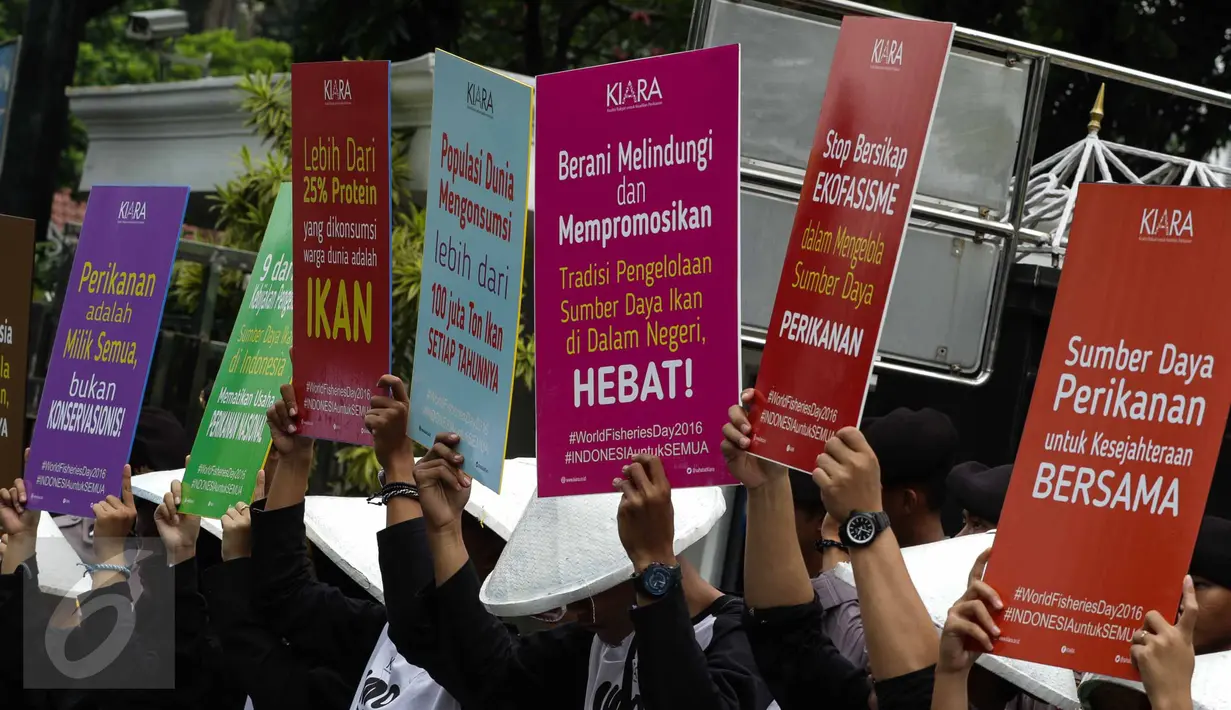Pengunjuk rasa menunjukan tulisan saat aksi di depan gedung KKP, Jakarta (21/11). Aksi ini mengajak masyarakat Indonesia untuk menjaga sumber daya kelautan dari ancaman kerusakan dan penangkapan ikan ilegal. (Liputan6.com/Faizal Fanani)