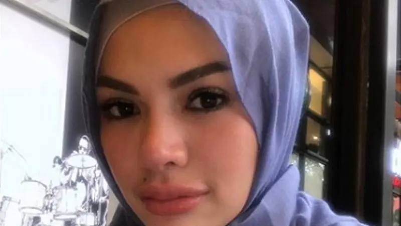 Nikita Mirzani berhijab