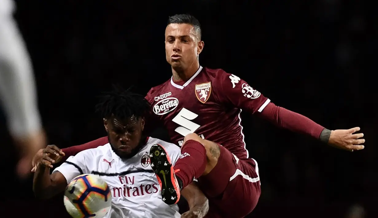 Duel antara Franck Kessie dan Armando Izzo pada laga lanjutan Serie A yang berlangsung di Stadion Turin, Torino, Senin (30/4). AC Milan kalah 0-2 kontra Torino. (AFP/Marco Bertorello)