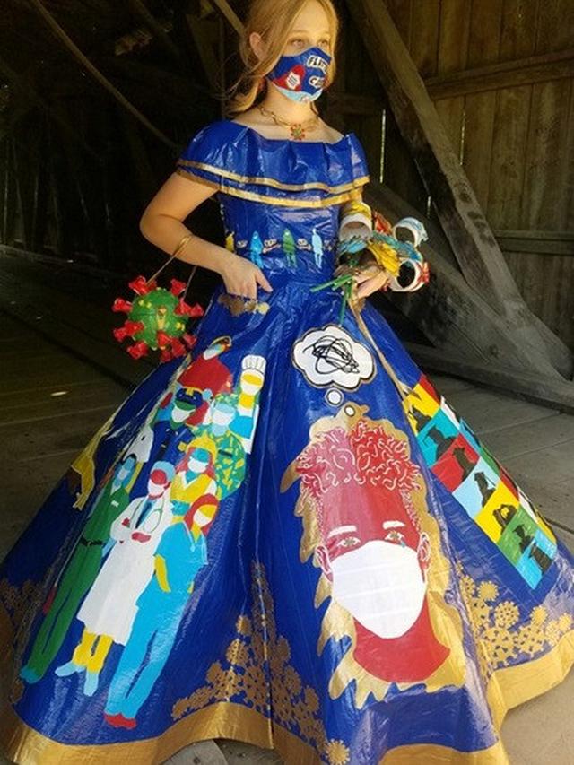 gadis buat gaun bertema corona dari lakban