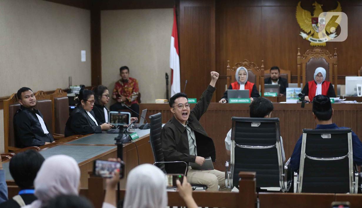 Untuk diketahui, pada persidangan sebelumnya, Selasa 23 Desember 2025, Tim Advokasi Untuk Demokrasi (TAUD) selaku kuasa hukum keempat terdakwa menyampaikan setidaknya empat poin keberatan dalam eksepsi mereka. Tampak dalam foto, Delpedro Marhaen mengangkat tangan saat mengikuti sidang lanjutan dugaan penghasutan kerusuhan pada Agustus 2025 di Pengadilan Negeri Jakarta Pusat, Kamis (8/1/2026). (Liputan6.com/Helmi Fithriansyah)
