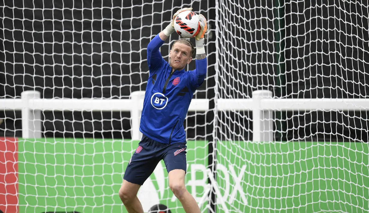 Para pemain timnas Inggris melakukan peregangan selama sesi latihan tim di Burton-upon-Trent, Senin (13/6/2022). Laga antara Inggris vs Hungaria pada pekan keempat UEFA Nations League 22-23 akan digelar di Stadion Molineux, Wolverhampton, pada Rabu (15/6) dinihari WIB. (Oli SCARFF / AFP)