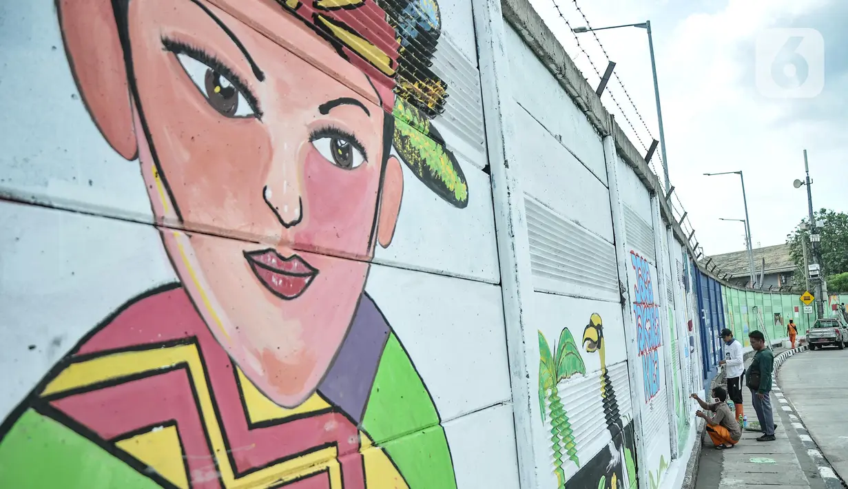 Petugas Penanganan Prasaranan dan Sarana Umum (PPSU) menyelesaikan pembuatan mural di Jalan RE Martadinata, Tanjung Priok, Jakarta Utara, Selasa (24/5/2022). Pembuatan mural di sepanjang Jalan RE Martadinata yang dilakukan oleh petugas PPSU dari 19 kelurahan di Jakarta Utara tersebut dalam rangka menyambut balapan Formula E dan HUT ke-495 Kota Jakarta. (merdeka.com/Iqbal S Nugroho)