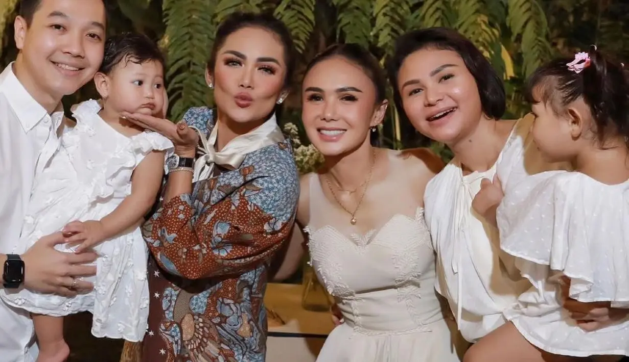 Penampilan sang penyanyi kondang ini sukses bikin salah fokus. Tidak sedikit warganet yang terpukau melihat kecantikan Yuni Shara yang tak pernah pudar bahkan tetap awet muda.  [@yunishara36]