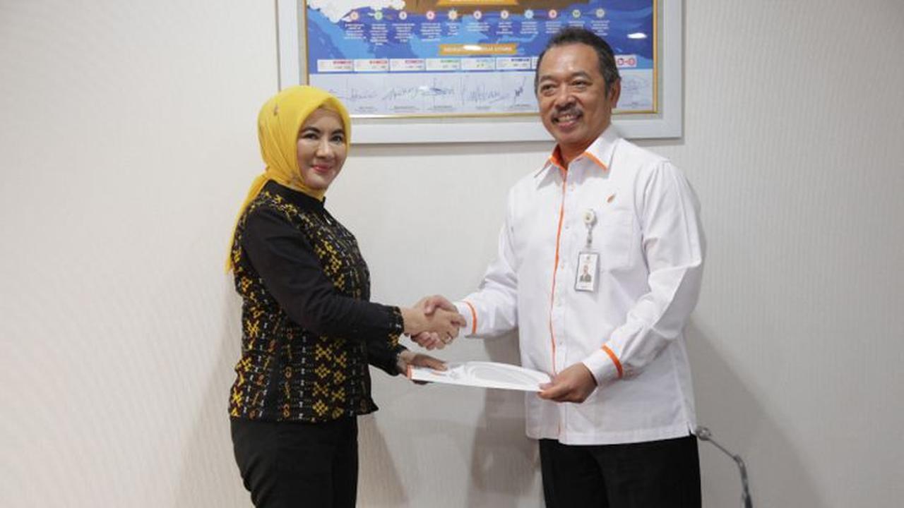 Penyerahan Surat Keputusan Pengangkatan Nicke Widyawatisebagai Direktur Utama PT Pertamina Tbk oleh Deputi Pertambangan, Industri Strategis, dan Media Kementerian BUMN Fajar Harry Sampurno.