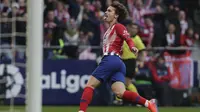 Penyerang Atletico Madrid, Antoine Griezmann, melakukan selebrasi usai mencetak gol ke gawang Real madrid pada laga La Liga di Stadion Wanda Metropolitano, Sabtu (9/2). Real Madrid menang 3-1 atas Atletico Madrid. (AP/Manu Fernandez)